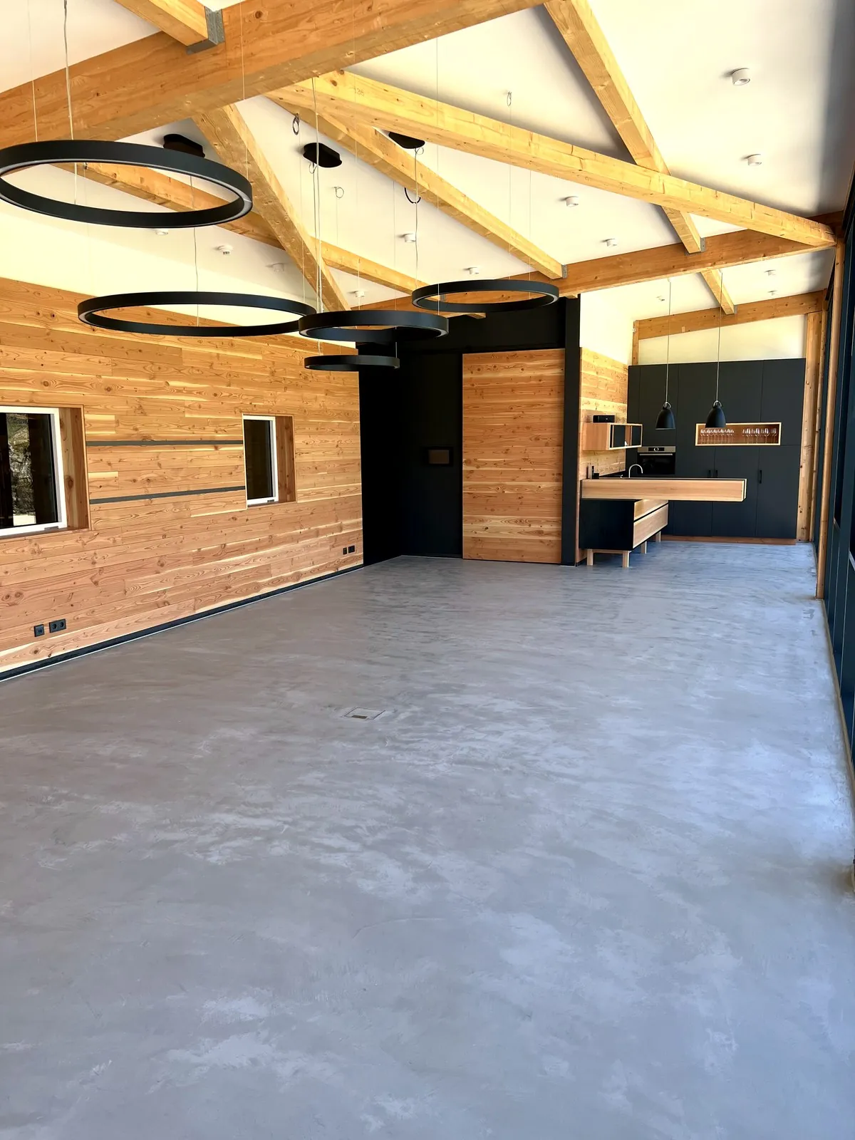 Grauer fugenloser PANDOMO-Boden in einem Holzbau