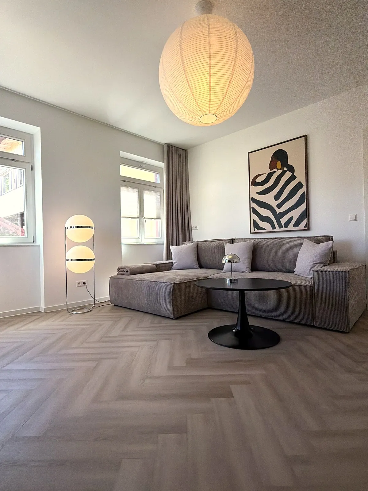 Wohnzimmer mit hellem Fischgrät-Designboden